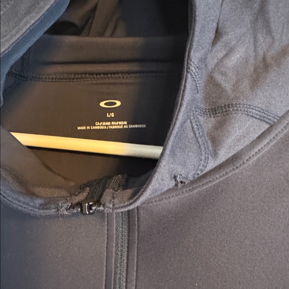 Very nice mens size Large Oakley brand performance full zip hoodie. - Picture 2 of 7